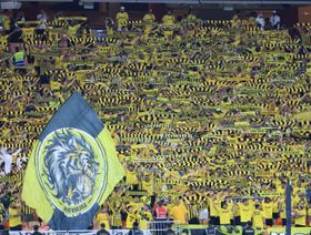 غرامة ضخمة وحرمان الاتحاد من مشجعيه بسبب لافتة "ديربي جدة"