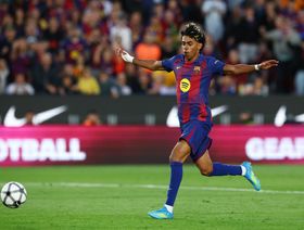 شاهد.. لامين يامال يحتفل مبكراً في الديربي وبرشلونة يلامس لقب الدوري الإسباني