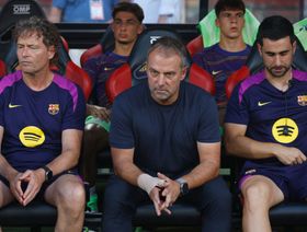 من سيحلّ مكان مدرب برشلونة هانزي فليك الموقوف أمام ريال مدريد؟