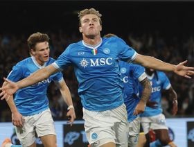 نابولي يتصدر بعد تجاوزه جنوى وروما ثانياً بفوزه على فيورنتينا