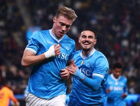 نابولي يعبر ميلان إلى نهائي السوبر الإيطالي في الرياض