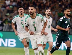 رياض محرز يتحدى: الجزائر ستتوج بكأس أمم إفريقيا في المغرب
