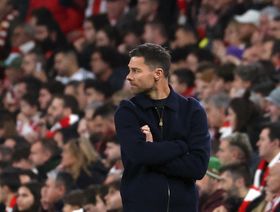 جمهور برشلونة يسخر من تشابي ألونسو ويطالب ببقائه في ريال مدريد