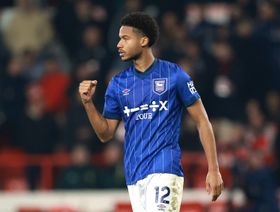 بعد موسم في البريميرليغ.. نيوم يستهدف لاعب وسط نابولي