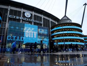 طيران "الاتحاد" يهدد بمقاضاة رابطة الدوري الإنجليزي بعد أزمة مانشستر سيتي