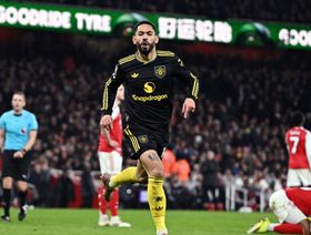 كونيا يشن هجوماً حاداً على مشجع مانشستر يونايتد وشعره