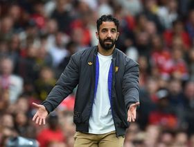 أموريم يمزح بشأن مستقبله ويتعرض لسخرية من "حافلة مانشستر"