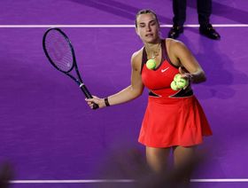 سابالينكا تواجه كيريوس في مباراة "معركة الجنسين" للتنس بدبي