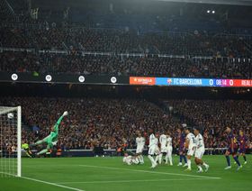 راشفورد يحيي قذائف ميسي ورونالدينيو أمام ريال مدريد