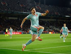 أتلتيكو مدريد يرفض بيع خوليان ألفاريز ويشكّك بأخلاقيات برشلونة