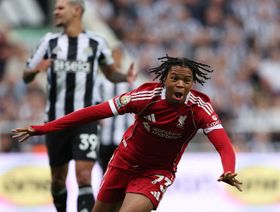 ليفربول يُسقط نيوكاسل المنقوص بضربة "ريو" القاضية في معركة مثيرة