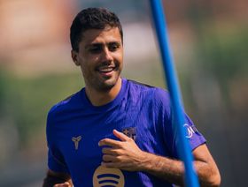 رودري يقترب من الظهور الأول بقميص برشلونة