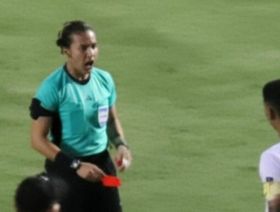 شاهد.. لاعب كولومبي يصفع حكمة بعد إشهارها بطاقة حمراء في وجهه