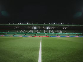 لماذا تأخر انطلاق مباراة برشلونة وراسينغ 15 دقيقة؟