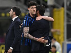 برشلونة يُسرّع وتيرة التعاقد مع باستوني بعد خيبة دوري أبطال أوروبا