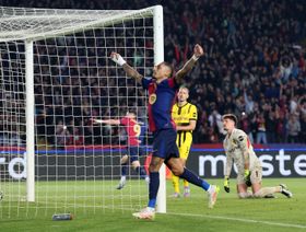 رافينيا يعتذر إلى كوبارسي بعد سرقة هدفه أمام بوروسيا دورتموند
