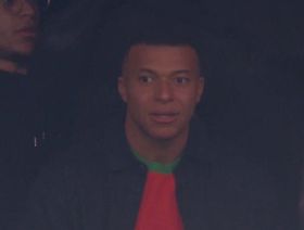 بقميص أشرف حكيمي.. كيليان مبابي في المدرجات لدعم المغرب أمام مالي