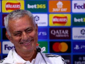 مورينيو يحرج صحافياً برتغالياً سأله عن راتبه في بنفيكا