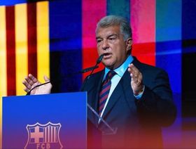 رئيس برشلونة جوان لابورتا يخرج من المستشفى بعد وعكة مفاجئة