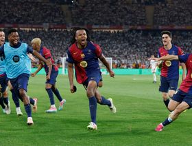 تجديد مع إيقاف التنفيذ.. برشلونة يمدد عقد مدافعه "بعد الميركاتو"
