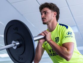 خوليان ألفاريز يعود إلى تدريبات أتلتيكو مدريد في انتظار "لقاء حاسم"