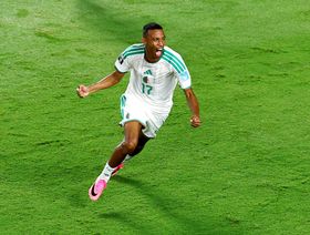 ظهير منتخب الجزائر في طريقه إلى ميلان