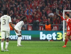 هل يلحق ريال مدريد ببرشلونة ويشكو الحكم لدى "يويفا"؟