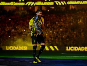 بنزيما يقود احتفالات الاتحاد بتسلّم كأس الدوري السعودي