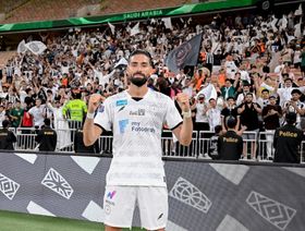 يانيك كاراسكو يتفوق على رياض محرز في قمة الأهلي والشباب