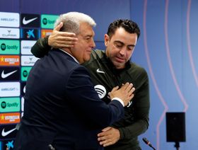 تشافي ينضم للمعارضة: لابورتا رفض عودة ميسي إلى برشلونة بعد الاتفاق