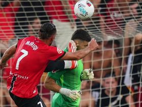 شاهد.. ماذا حدث لوجه حارس برشلونة بعد ضربة موريكي؟