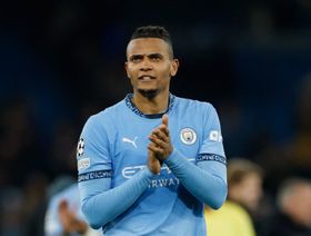 بعد رفض عرض ميلان.. مدافع مانشستر سيتي أكانجي يرحل لغريمه