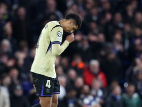 هل تدخل لاعبو برشلونة لحل أزمة رونالد أراوخو؟