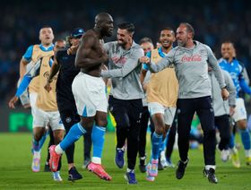 بث مباشر.. نابولي يتوج بلقب الدوري الإيطالي بفضل الفنان مكتوميناي والدبابة لوكاكو