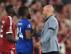 الشرطة تحقق في جريمة كراهية طاولت مهاجم بورنموث أمام ليفربول