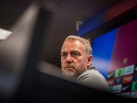 هانزي فليك يتجنب ضجة تشافي ويحذر برشلونة من سرعات نيوكاسل