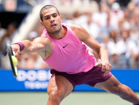 ألكاراز يقاوم إصابة بالركبة ويواصل التقدم ببطولة أميركا للتنس