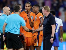 كومان مدرب هولندا غاضب من التحكيم بعد إلغاء هدف سيمونز أمام فرنسا
