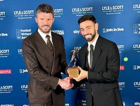حمار يظن نفسه أسداً.. أسطورة مانشستر يونايتد يهاجم أفضل لاعب بالدوري الإنجليزي
