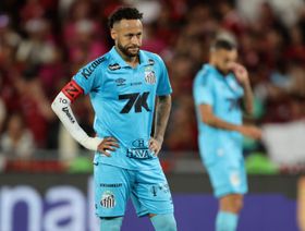 "كذبة أخرى".. نيمار ينفي اعتذاره لمدرب سانتوس