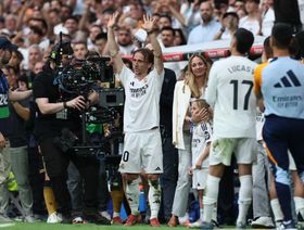 راموس وكروس يودعان مودريتش في سانتياغو برنابيو