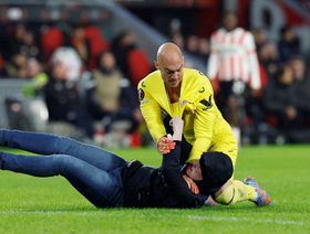 أيندهوفن يُعاقب مشجعاً اعتدى على حارس إشبيلية بالحظر 40 عاماً