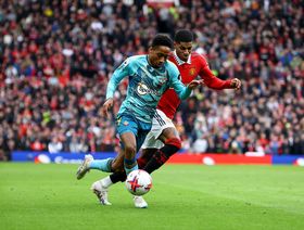 ساوثهامبتون يعلن تعرض لاعبه لإساءات عنصرية من جماهير يونايتد