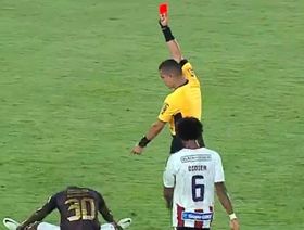 شاهد.. عرقلة إجرامية وعنيفة بالدوري الكولومبي وطرد مباشر دون تفكير