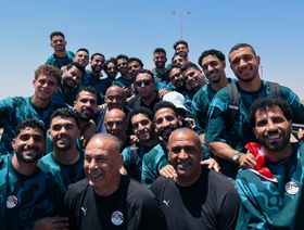 الرئيس المصري يمنح لاعبي المنتخب كأس الجدارة وأوسمة تكريمية