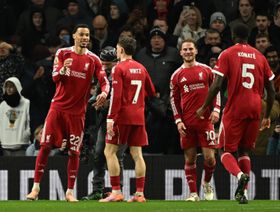 تغييرات سلوت تمنح ليفربول فوزاً مثيراً على 9 لاعبين من توتنهام في غياب صلاح