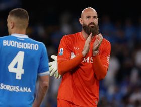 مرعب المهاجمين.. شقيق نجم الهلال أفضل حراس أوروبا في ركلات الجزاء