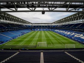 مصر تتحدى إسبانيا في برشلونة بعد تسوية مشكلة تنظيمية