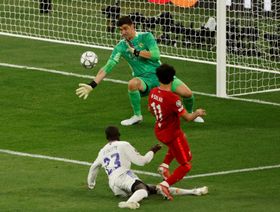 كورتوا يستفز "صديقه" محمد صلاح.. ويحذر من "خطورة" عمر مرموش