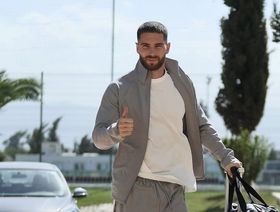 لوكا زيدان يخاطب جمهور الجزائر بعد استقبال حافل بمعسكر المنتخب